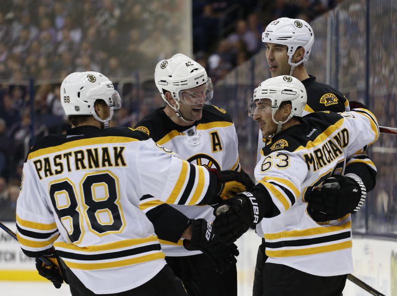 David Pastrňák se po boku spoluhráčů raduje z úspěchu svého Bostonu.