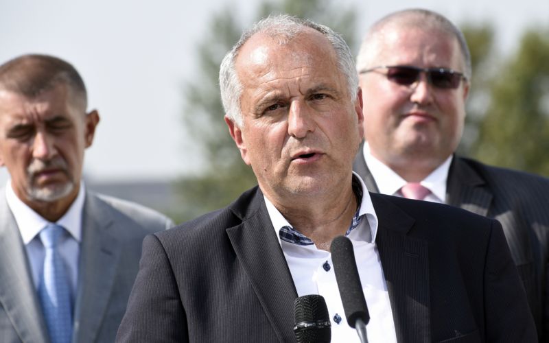 Josef Pavlík. Tiskové konference kandidátů na hejtmana se účastnil i Andrej Babiš (vlevo).