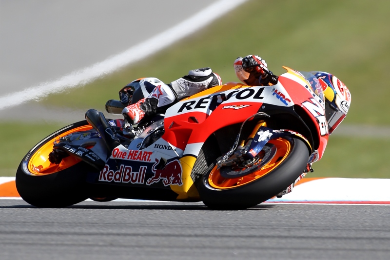 Španělský motocyklový jezdec Dani Pedrosa si při pádu v pátečním druhém tréninku na Velkou cenu Japonska MotoGP zlomil pravou klíční kost. Španělský motocyklový jezdec Dani Pedrosa si při pádu v pátečním druhém tréninku na Velkou cenu Japonska MotoGP zlomil pravou klíční kost.