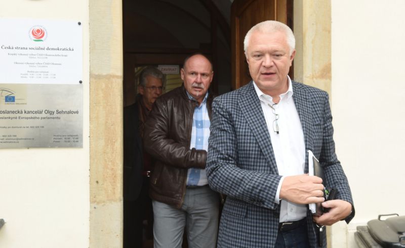 Představitelé hnutí ANO (zpředu) Jaroslav Faltýnek, Ladislav Okleštěk a Oto Košta odcházejí z jednání v sídle olomoucké ČSSD po vyjednávání o koalici v Olomouckém kraji.