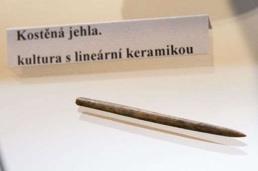 Kostěná jehla stará tisíce let.