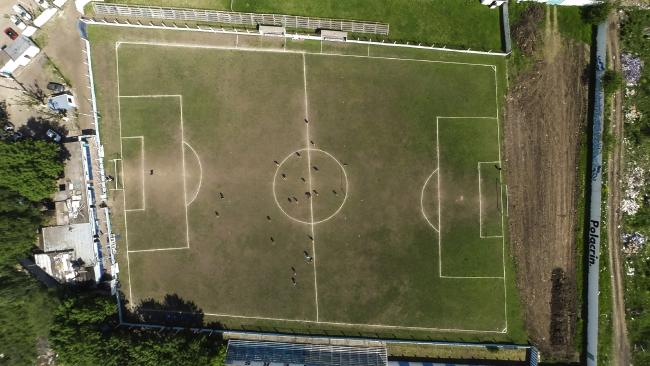 Téměř 30 let hostili fotbalisté argentinského klubu Liniers své soupeře na křivém hřišti, jehož jedna polovina vypadá spíš jako lichoběžník než obdélník. 