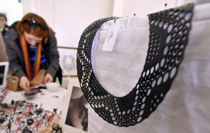 Návštěvníci si budou moci prohlédnout a zakoupit módu, šperky, grafiky či ilustrace. Návštěvníci si budou moci prohlédnout a zakoupit módu, šperky, grafiky či ilustrace.