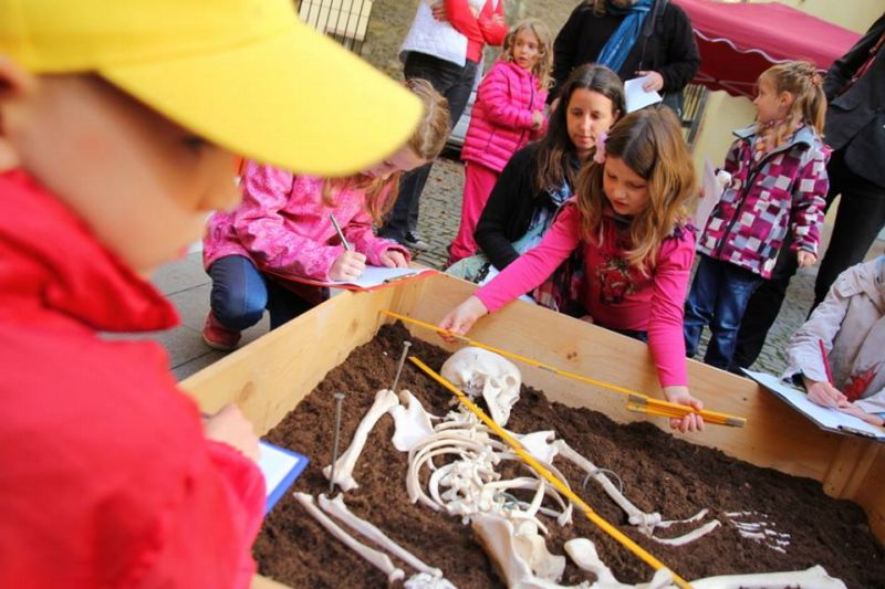 Děti si mohou zkusit práci archeologa.