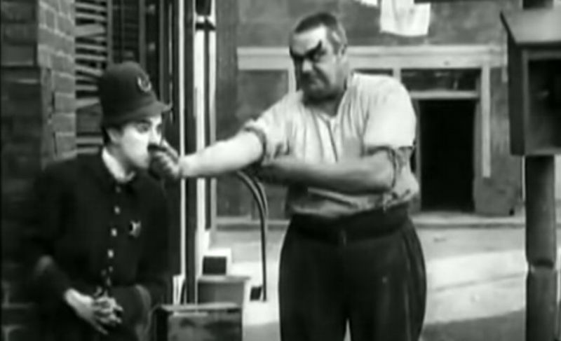 Chaplin v uniformě v grotesce Easy Street.