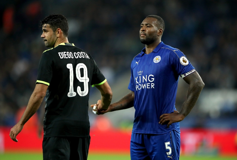 Zklamaný obránce a kapitán Leicesteru Wes Morgan (vpravo).