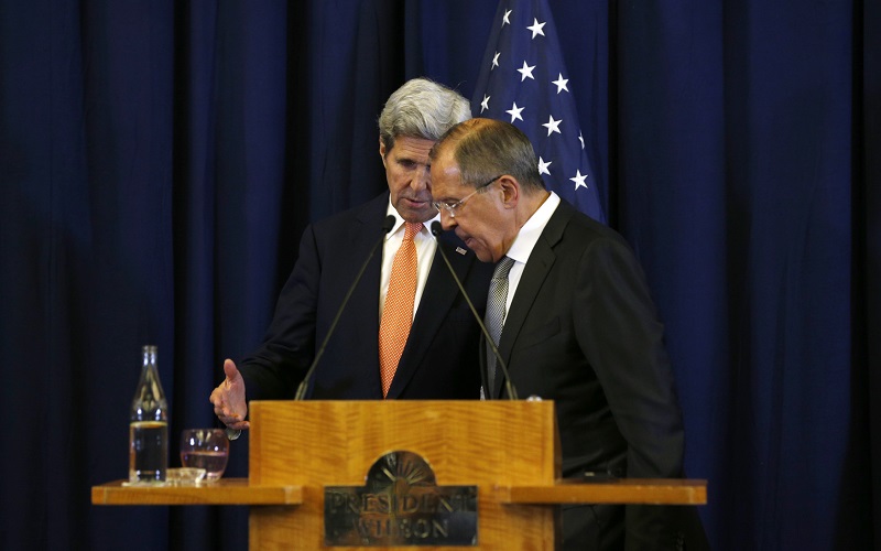 John Kerry (vlevo) a Sergej Lavrov. 