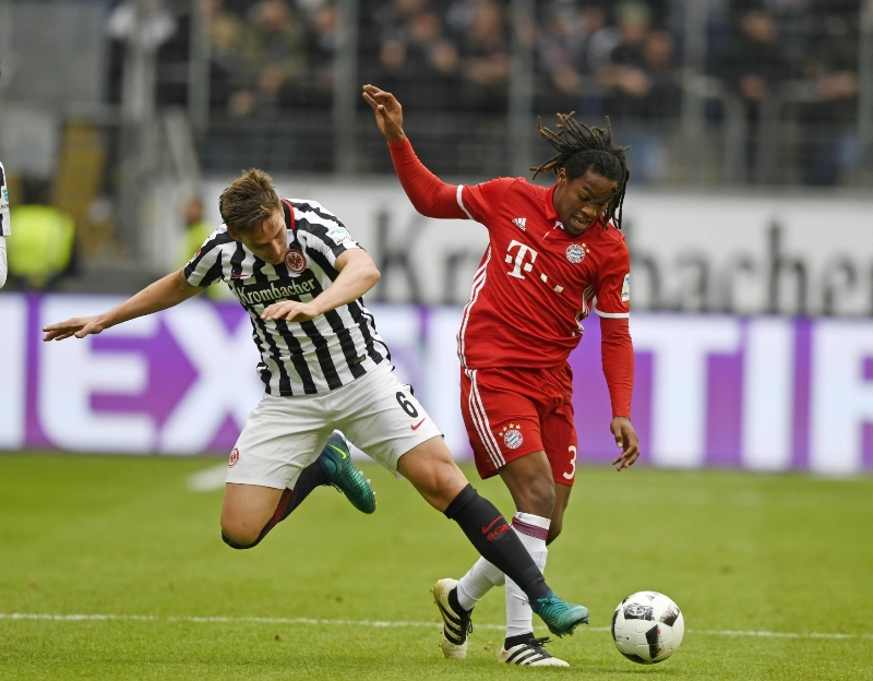 Renato Sanches z Bayernu (vpravo) v souboji s Bastianem Oczipkou z Frankfurtu.