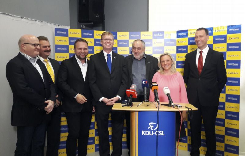Radost ve volebním štábu KDU-ČSL během 2. kola senátních voleb.