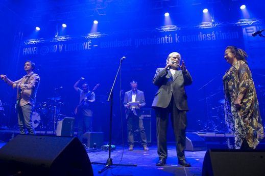 Ivan Havel s manželkou Dagmar blahopřeje k nedožitým narozeninám bratrovi na koncertu v pražské Lucerně, kterým si jeho účastníci 15. října připomněli nedožité osmdesátiny dramatika a bývalého prezidenta Václava Havla.