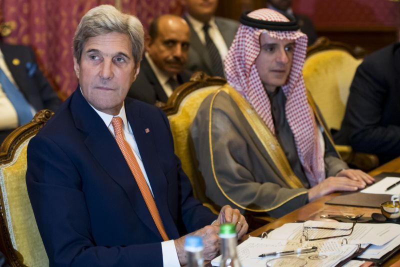 Ministři zahraničí John Kerry (vlevo) a Adel al-Jubeir. Ministři zahraničí John Kerry (vlevo) a Adel al-Jubeir.