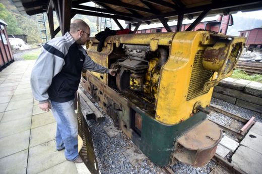 Vláček jede krokem, desítky let staré lokomotivy mohou jet nejvýše 18 kilometrů v hodině.
