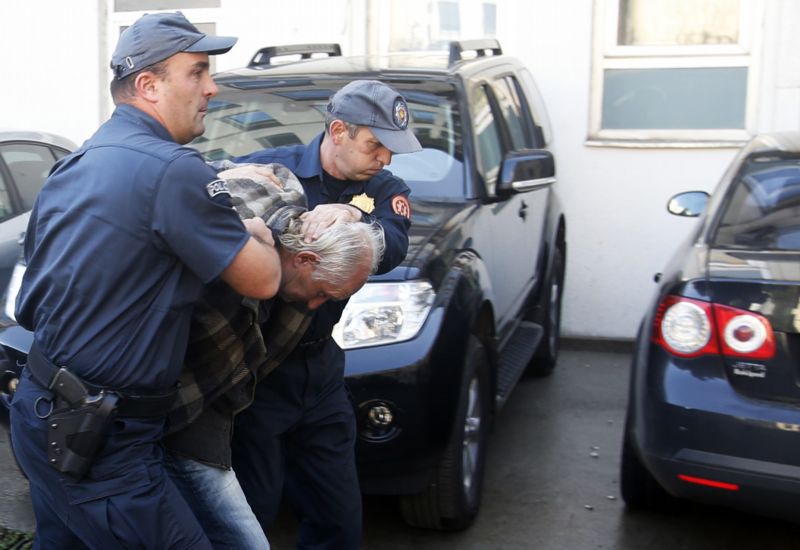 Černohorští policisté zatýkají podezřelého muže.