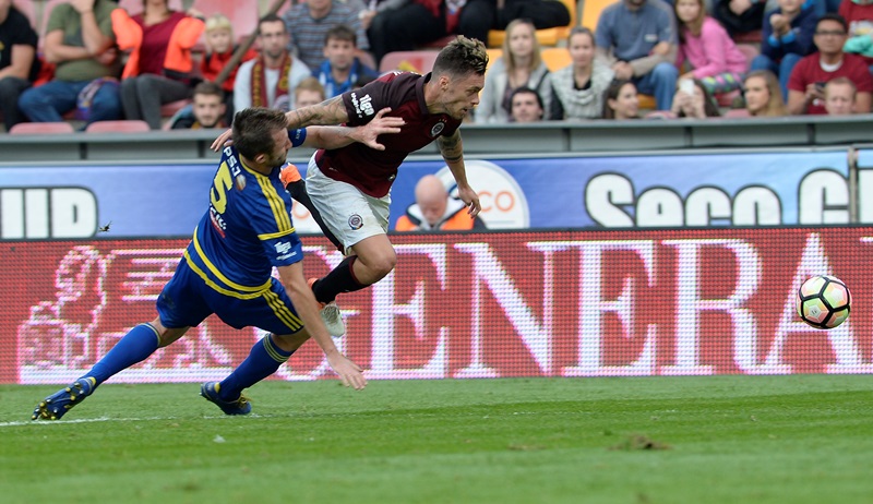Václav Kadlec se dere do útoku v utkání s Jihlavou Václav Kadlec se dere do útoku v utkání s Jihlavou