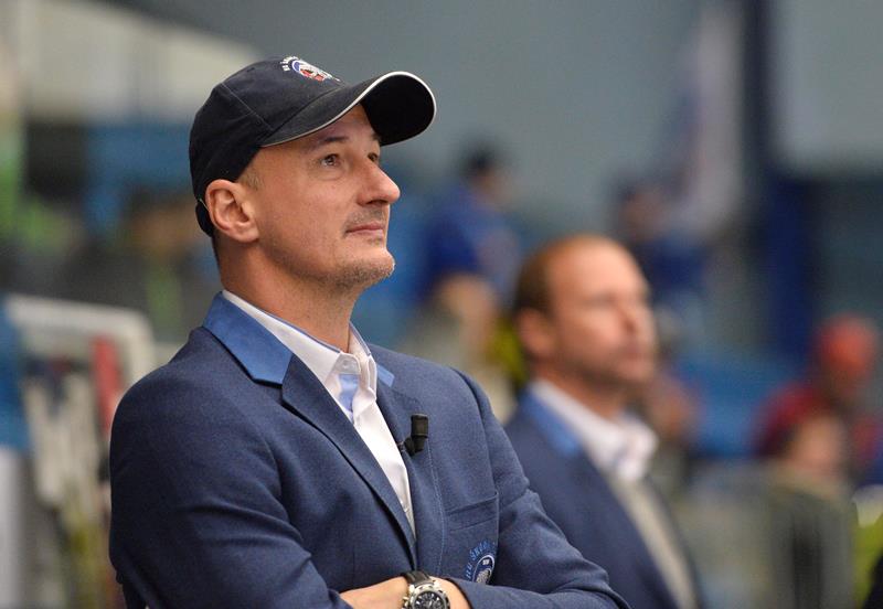 Trenér Michal Straka na lavičce Plzně