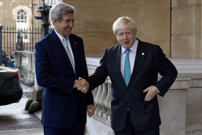 Americký ministr zahraničí John Kerry a jeho britský protějšek Boris Johnson.