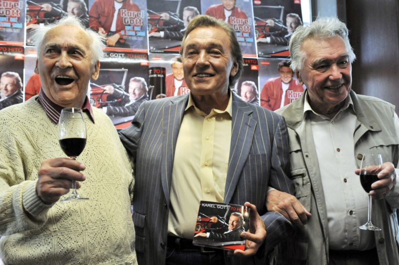 Karel Gott (uprostřed) a Josef Zíma (napravo).