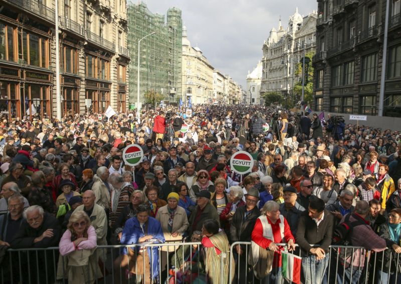 Do ulic v Budapešti vyšly tisíce lidí, demonstrovaly za svobodu tisku a proti údajně zkorumpované vládě premiéra Viktora Orbána.