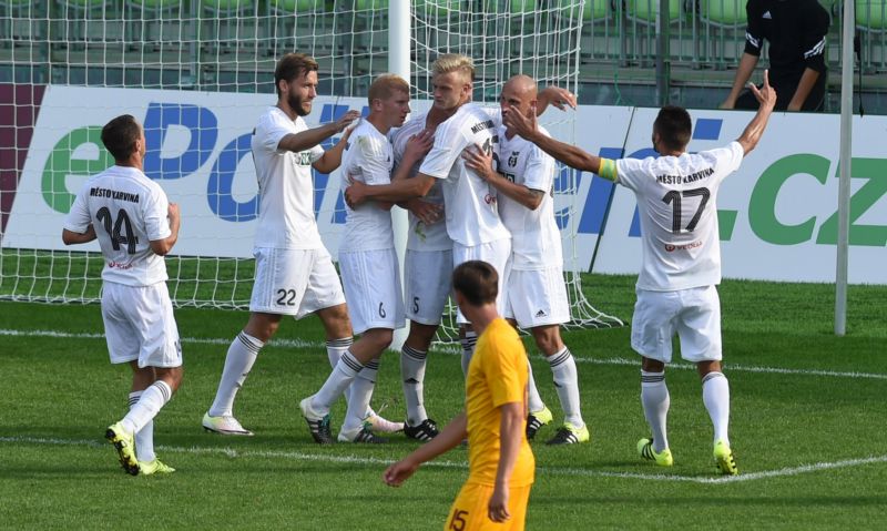 Fotbalisté Karviné se radují z gólu Fotbalisté Karviné se radují z gólu