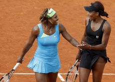 Venus Williamsová (vpravo) se sestrou Serenou.