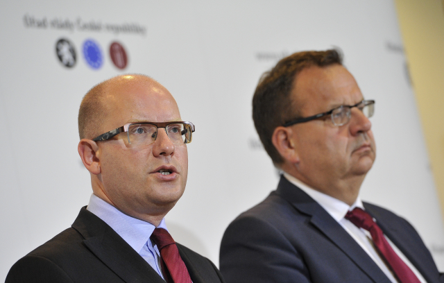 Premiér Bohuslav Sobotka a ministr průmyslu Jan Mládek.