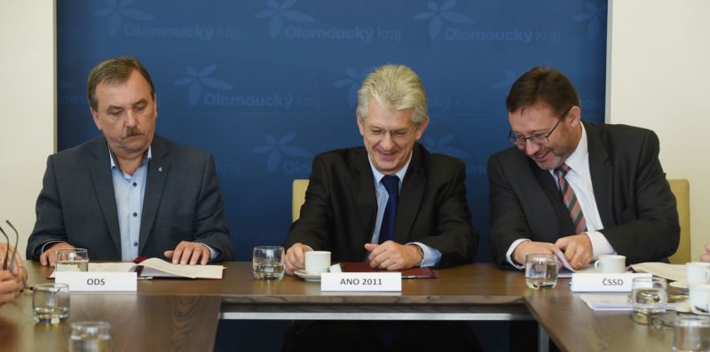 Zástupci stran. Zleva Dalibor Horák (ODS), Oto Košta (ANO) a Jiří Zemánek (ČSSD).