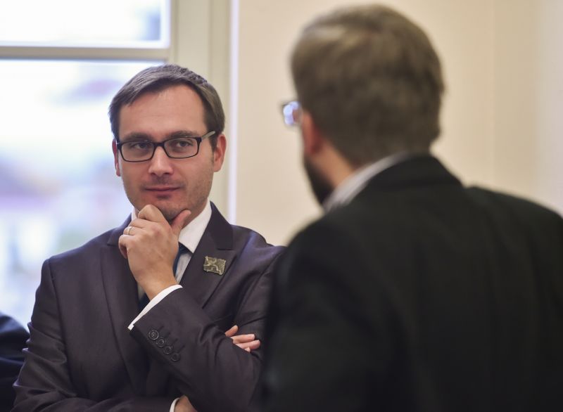 Adam B. Bartoš (vlevo) a jeho spolustraník Ladislav Zemánek (vpravo). Adam B. Bartoš (vlevo) a jeho spolustraník Ladislav Zemánek (vpravo).