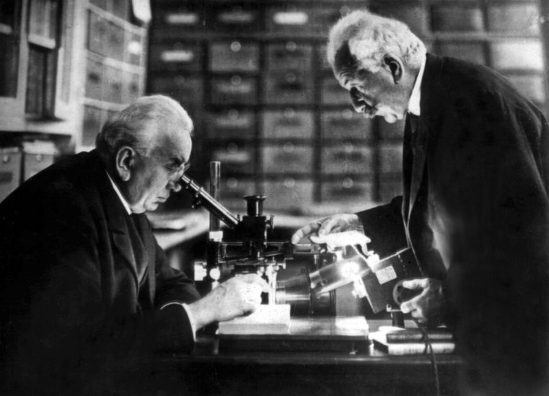 Bratři Louis (vlevo) a Auguste Lumiére vynálezci kinematografu. Bratři stáli u zrodu kinematografie. V té době se ale kinematografem, na který se obraz zaznamenával, začal zabývat i Edison. Později se do výroby kinematografu pustila jeho společnost.