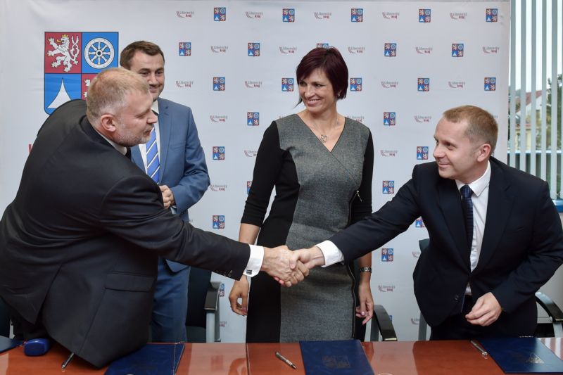 Zleva Dan Ramzer (ODS), Martin Půta (SLK), Jitka Volfová (ANO) a Pavel Svoboda (ČSSD) podepsali dohodu o vytvoření koalice v Libereckém kraji. Zleva Dan Ramzer (ODS), Martin Půta (SLK), Jitka Volfová (ANO) a Pavel Svoboda (ČSSD) podepsali dohodu o vytvoření koalice v Libereckém kraji.