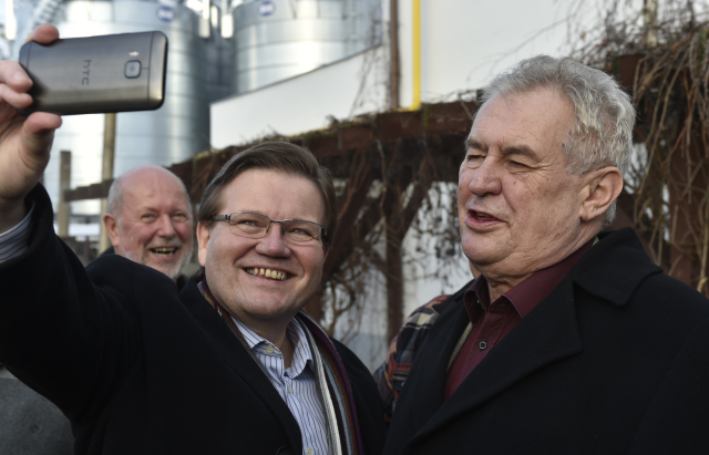 Zdeněk Škromach je známý tím, že rád fotí selfie. S prezidentem Milošem Zemanem. Zdeněk Škromach je známý tím, že rád fotí selfie. S prezidentem Milošem Zemanem.