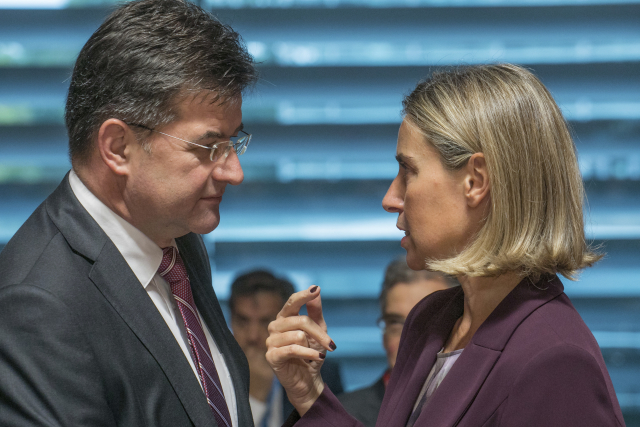 Jednání ministrů. Slovák Miroslav Lajčák mluví s Federicou Mogheriniovou. Jednání ministrů. Slovák Miroslav Lajčák mluví s Federicou Mogheriniovou.
