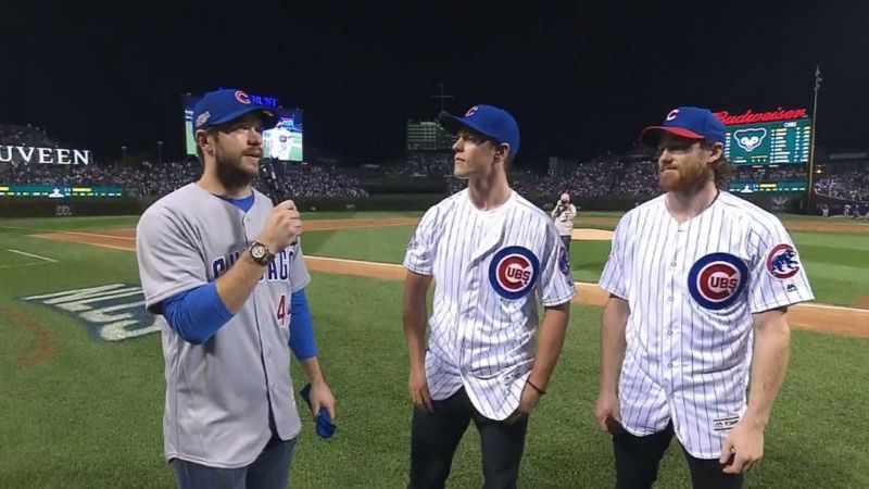Hokejisté Blackhawks podpořili své baseballové kolegy.