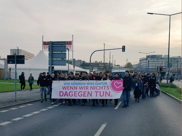 Pochod v rámci akce Herz statt Hetze (Srdce místo štvaní). Pochod v rámci akce Herz statt Hetze (Srdce místo štvaní).