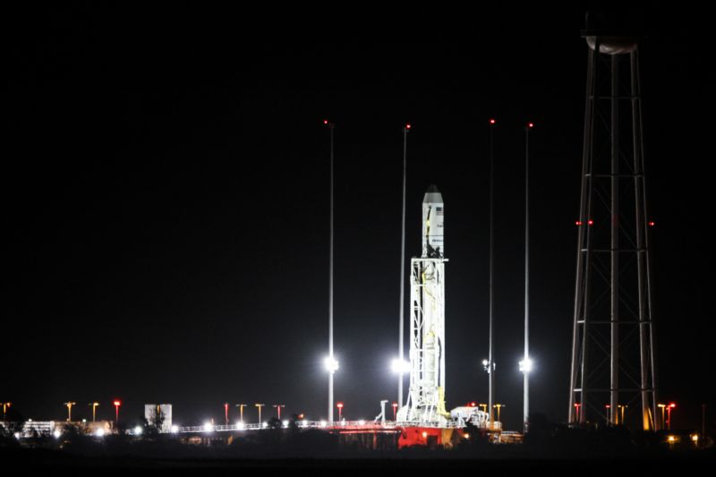 Raketa Antares připravená ke startu.
