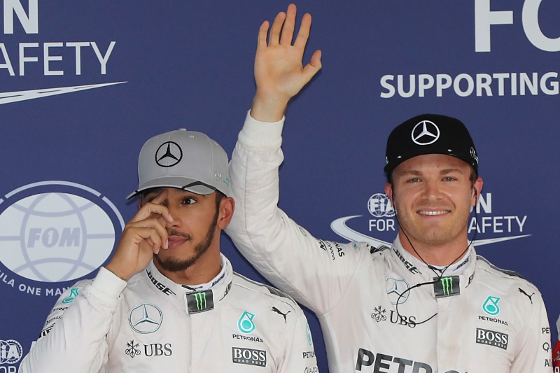 Nico Rosberg (vpravo) začíná zastiňovat Lewise Hamiltona.