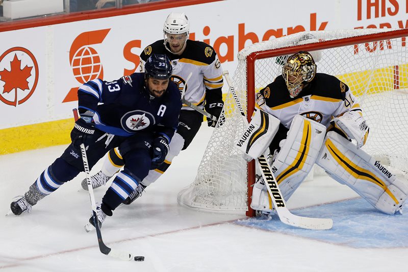 Finský brankář Tuukka Rask se blýskl v utkání proti Winnipegu.