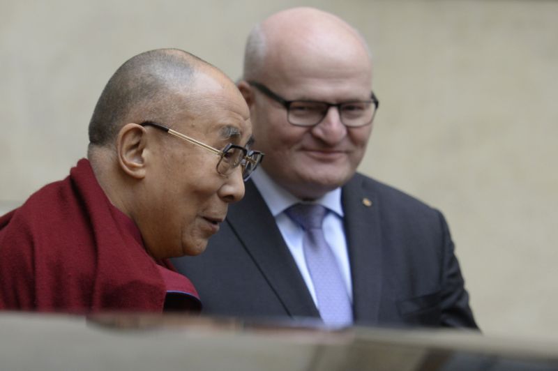 Ministr kultury Daniel Herman (vpravo) se setkal s tibetským duchovním vůdcem dalajlamou.