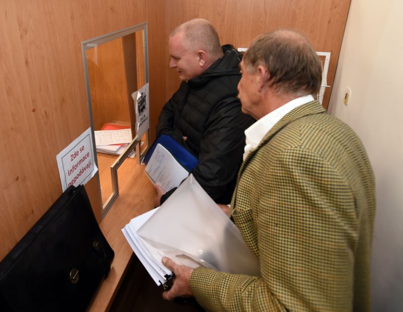 K soudu stížnost na průběh voleb přinesl poslanec Bronislaw Schwarz a lídr kandidátky Saša Štembera (vpravo).