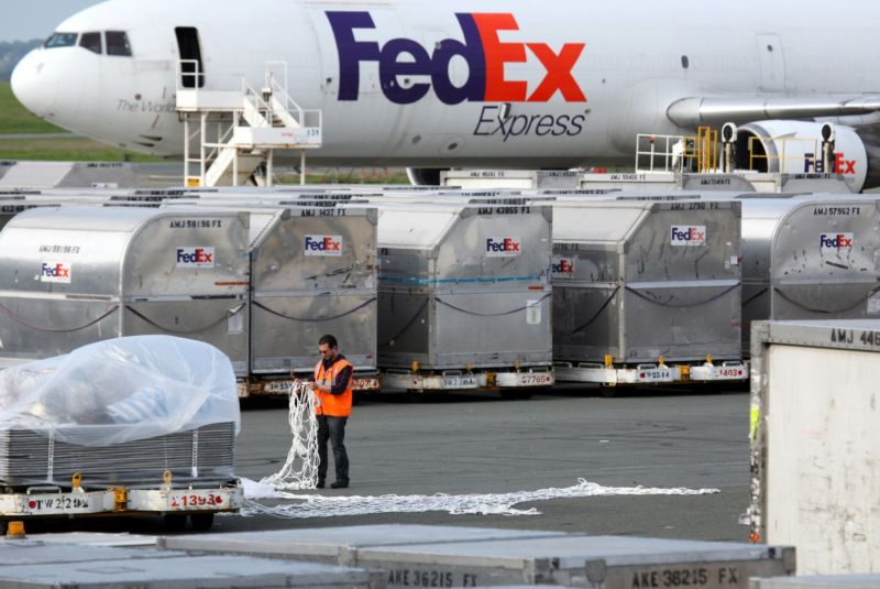 Nákladní kontejnery přepravce FedEx na pařížském letišti.