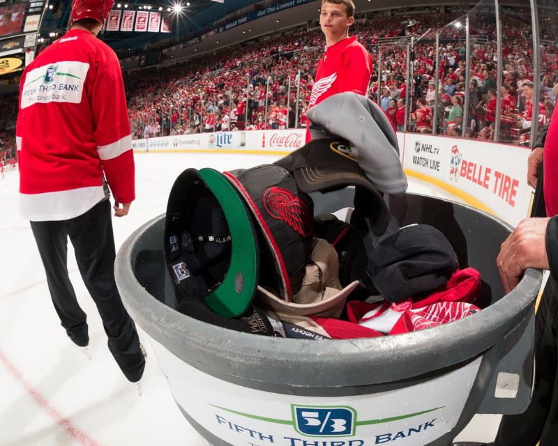 Kšiltovky nakupené po hattricku Mike Greena z Detroitu.