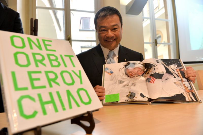  Leroy Chiao představil svou knihu.