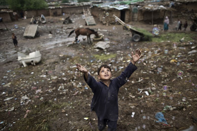 Afghánský dětský uprchlík na předměstí pákistánského Islamabádu.