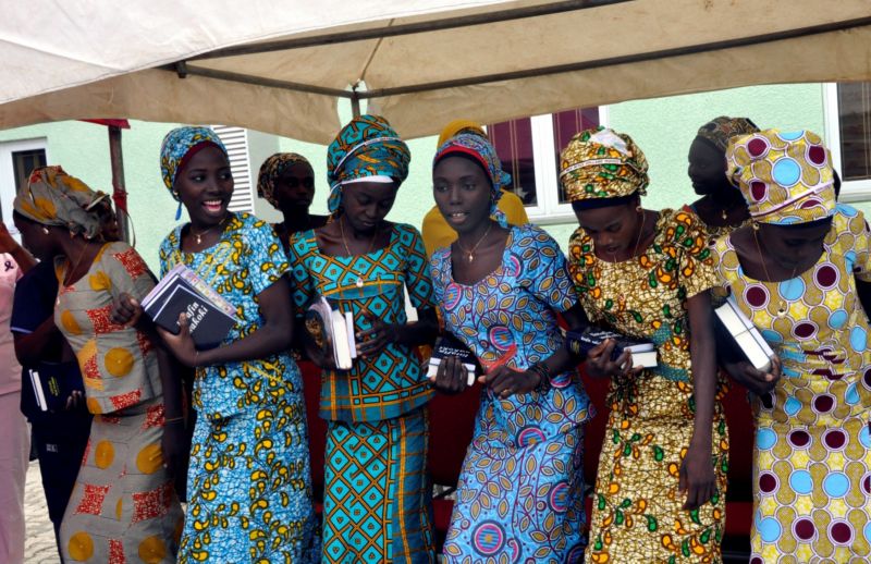 Část propuštěných školaček, které ozbrojenci z Boko Haram nedávno propustili.