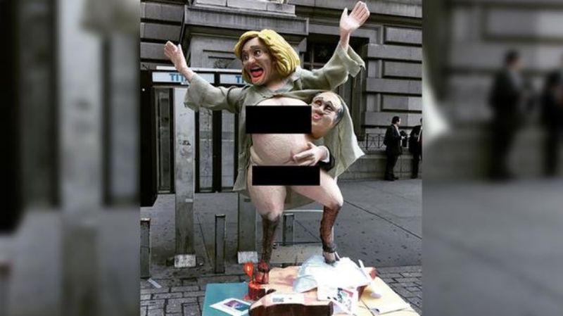 Obscénní figurína demokratické prezidentské kandidátky Hillary Clintonové
