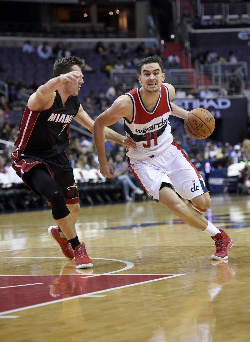 Tomáš Satoranský v dresu Washingtonu v přípravě na NBA.