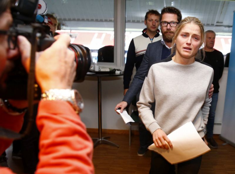 Ubrečená Therese Johaugová byla suspendovaná kvůli dopingu.