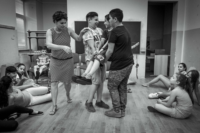 "Loni během zkoušení Brundibára z Ghetta se zrodil mezi dospělými podílejícími se na projektu a dětmi, které v představení účinkovaly, jistý vztah," uvedla režisérka Keprtová.