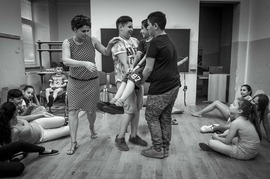 "Loni během zkoušení Brundibára z Ghetta se zrodil mezi dospělými podílejícími se na projektu a dětmi, které v představení účinkovaly, jistý vztah," uvedla režisérka Keprtová.
