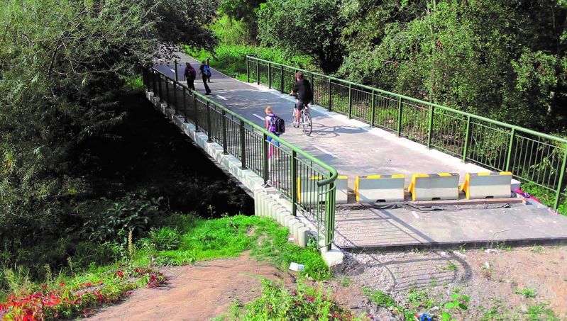 Cyklostezka na pražském Jižním Městě vede cyklisty spolehlivě do pasti.