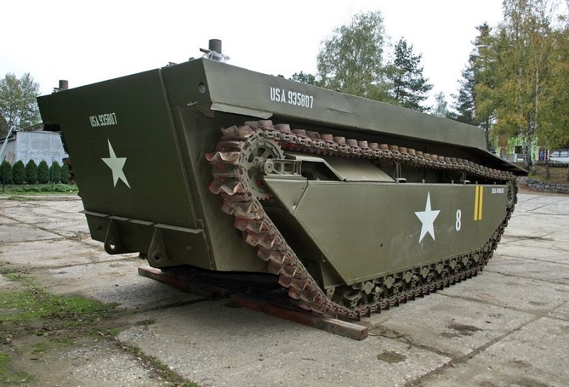 Obojživelný pásový transportér LVT 4 přezdívaný "Vodní buvol".